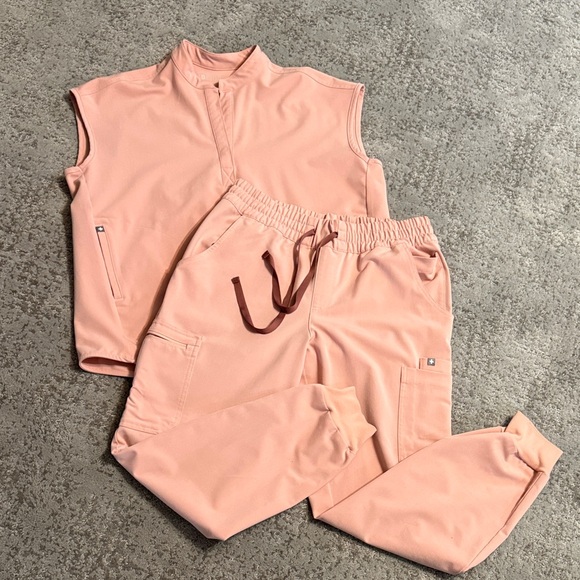 Figs Rafaela top and Uman joggers. Pink sand. - Picture 1 of 3